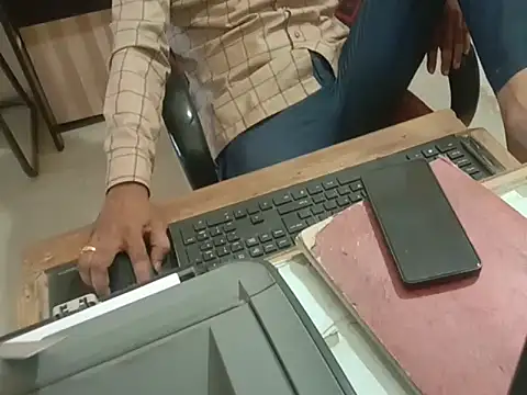 Snapshot of dream_king_1985 chatting on April 15, 2026, 8:20 am dream king 1985 online show from April 15, 2026, 8:20 am