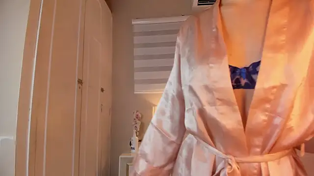 isabela  x online show from April 11, 2026, 11:36 am