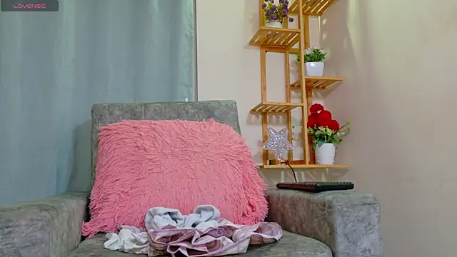 Mia C online show from April 7, 2026, 10:17 am