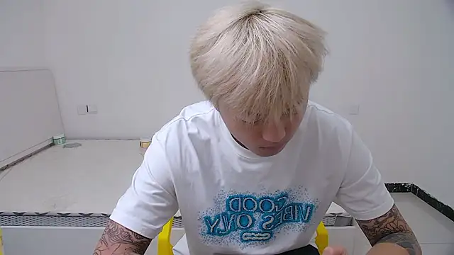 Chocolates-001 online show from April 4, 2026, 4:30 am