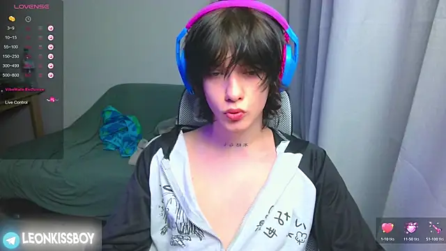 LeonBoykisser online show from April 8, 2026, 7:48 pm