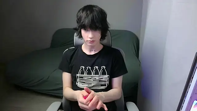 Snapshot of LeonBoykisser chatting on February 6, 2026, 2:57 pm LeonBoykisser online show from February 6, 2026, 2:57 pm