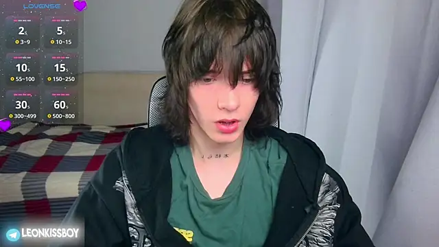 Snapshot of LeonBoykisser chatting on July 2, 2026, 4:35 pm LeonBoykisser online show from July 2, 2026, 4:35 pm