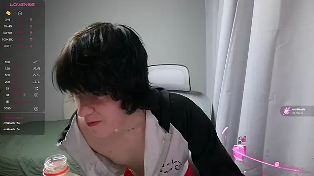 Snapshot of LeonBoykisser chatting on February 12, 2026, 1:55 pm LeonBoykisser online show from February 12, 2026, 1:55 pm