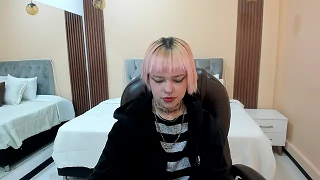 Bela Craxkerr online show from May 15, 2026, 12:47 pm