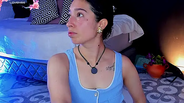 Noaah25  online show from April 11, 2026, 3:36 am