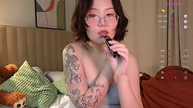 nullgirl online show from February 25, 2026, 2:56 am