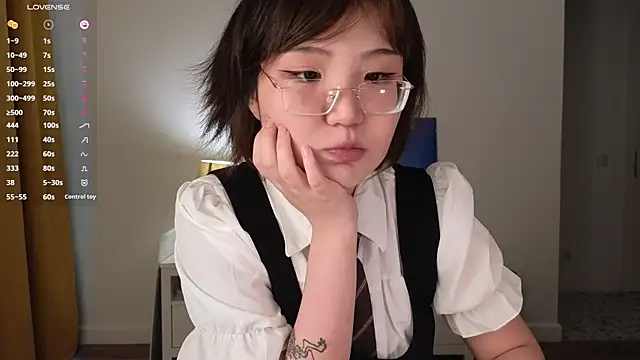 nullgirl online show from August 4, 2026, 3:11 am