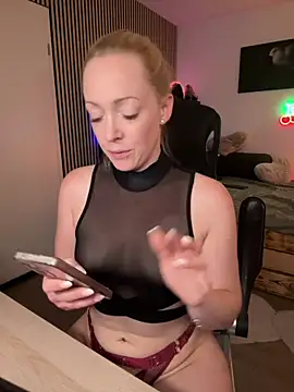 Snapshot of Lea-Kirsch chatting on June 29, 2026, 6:18 pm Lea-Kirsch online show from June 29, 2026, 6:18 pm