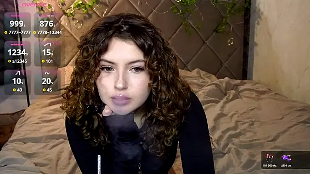 Snapshot of SueCurly chatting on February 17, 2026, 9:23 pm SueCurly online show from February 17, 2026, 9:23 pm