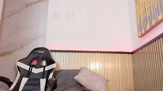 Scarlet Vixen  online show from February 21, 2026, 12:18 pm