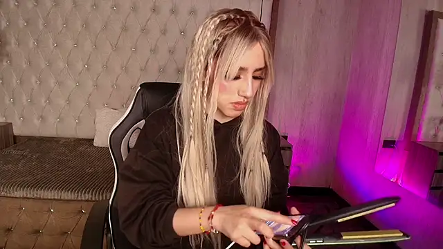 elodie rouge online show from April 15, 2026, 7:29 pm