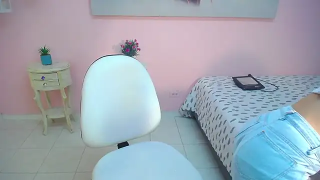 scarlett clyde online show from February 28, 2026, 12:27 pm