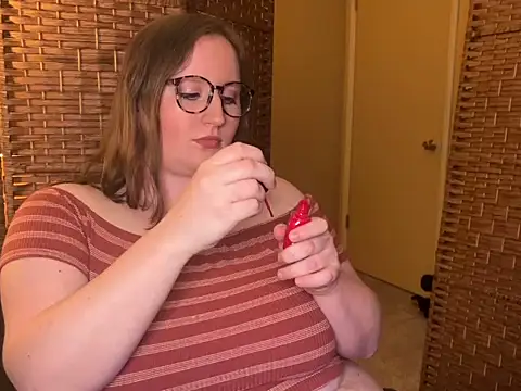 lucycomestrue online show from April 20, 2026, 8:32 pm