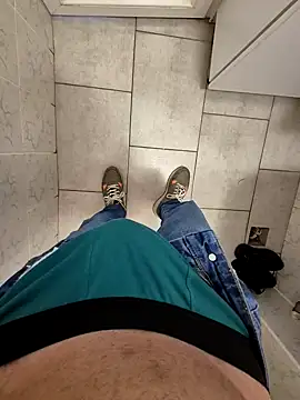 Snapshot of vali23 chatting on February 17, 2026, 9:28 am vali23 online show from February 17, 2026, 9:28 am