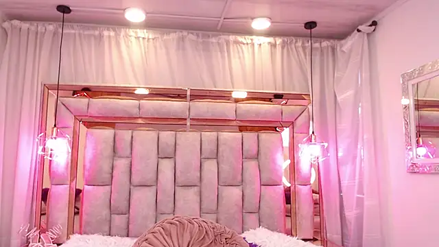 AllisonAdams  online show from April 7, 2026, 12:07 pm