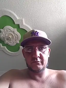 Snapshot of Juanstevan2724 chatting on February 20, 2026, 8:44 pm Juanstevan2724 online show from February 20, 2026, 8:44 pm