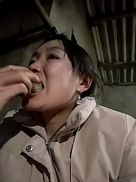 Snapshot of lia-coy chatting on February 5, 2026, 10:44 am lia-coy online show from February 5, 2026, 10:44 am