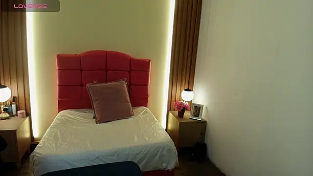 IvonneRoss  online show from April 7, 2026, 11:56 am