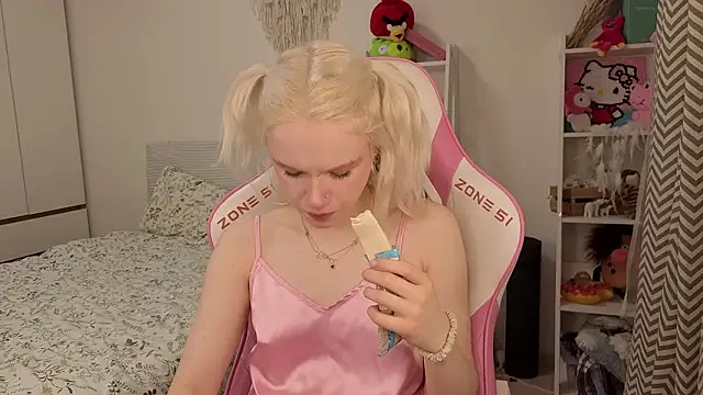 Mia WaterFall online show from March 15, 2026, 3:13 am