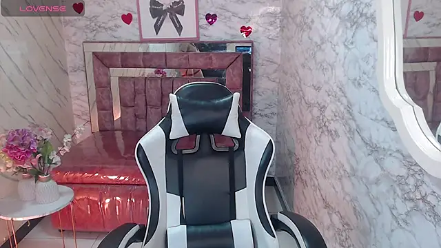 Melisa v online show from April 17, 2026, 8:33 pm