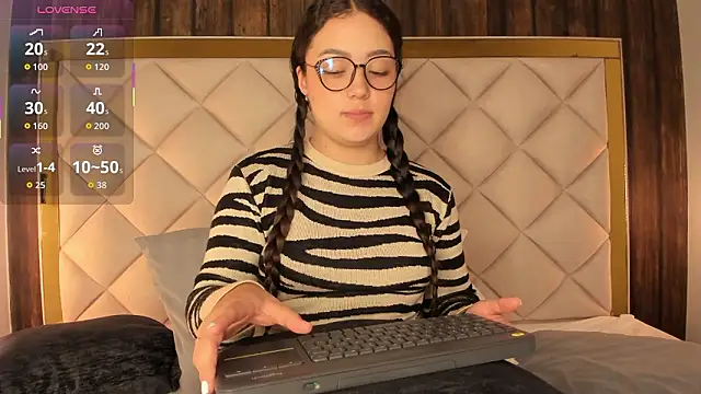 Pamela Mooon online show from February 5, 2026, 12:01 pm