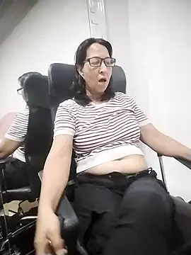 Snapshot of RosseLaure chatting on February 12, 2026, 1:05 am RosseLaure online show from February 12, 2026, 1:05 am