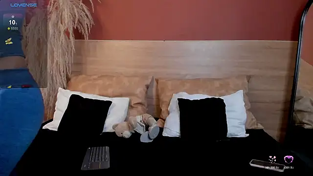 Snapshot of scarlett25__ chatting on February 22, 2026, 3:02 pm scarlett25 online show from February 22, 2026, 3:02 pm