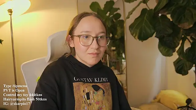 Scarlett NoirMuse online show from April 15, 2026, 7:58 pm