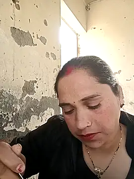 Cute-karisma1234 online show from February 20, 2026, 3:03 am