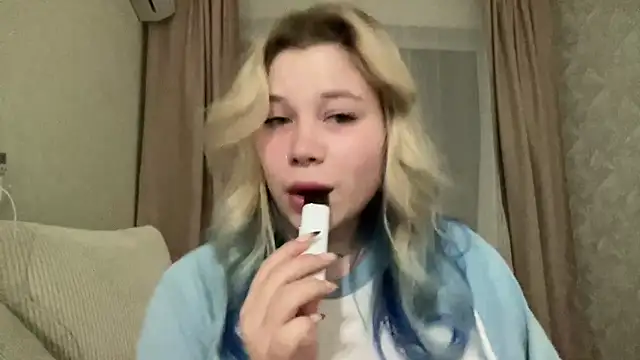 Lulu Di online show from March 4, 2026, 9:44 pm