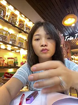 Lyn-be99 online show from April 16, 2026, 2:18 pm