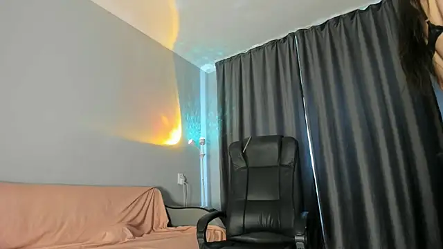 emy lovee online show from April 13, 2026, 4:27 am