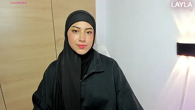 LAY LA  online show from February 16, 2026, 9:56 pm