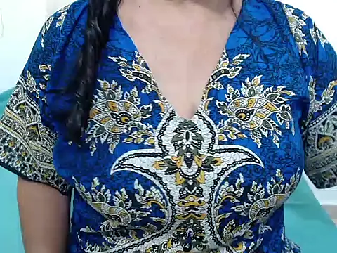 Snapshot of ElizabethMiler chatting on February 7, 2026, 10:18 pm ElizabethMiler online show from February 7, 2026, 10:18 pm