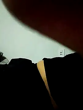 dilduarte26 online show from April 24, 2026, 11:18 pm