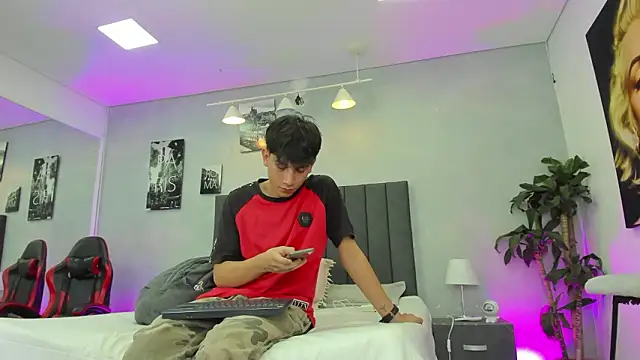 Snapshot of Raphael_Nyon chatting on March 3, 2026, 3:24 am Raphael Nyon online show from March 3, 2026, 3:24 am