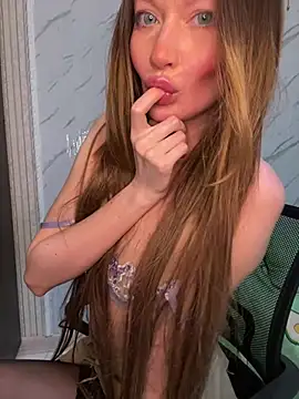 Snapshot of AliceeXHottie chatting on July 5, 2026, 10:11 am AliceeXHottie online show from July 5, 2026, 10:11 am
