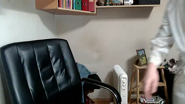 katemodel online show from February 3, 2026, 9:47 am