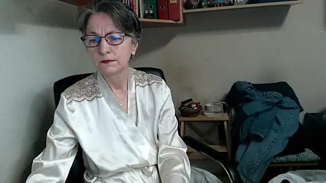 katemodel online show from December 17, 2025, 7:46 am