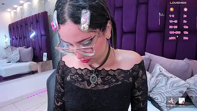 crystalstonee online show from February 11, 2026, 10:53 pm