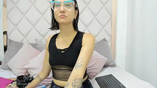 Snapshot of crystalstonee chatting on June 8, 2026, 9:48 pm crystalstonee online show from June 8, 2026, 9:48 pm