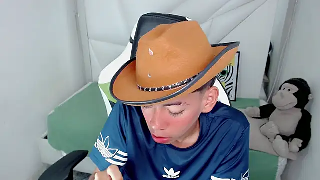 Snapshot of Liarr_ chatting on February 4, 2026, 8:48 pm Liarr online show from February 4, 2026, 8:48 pm