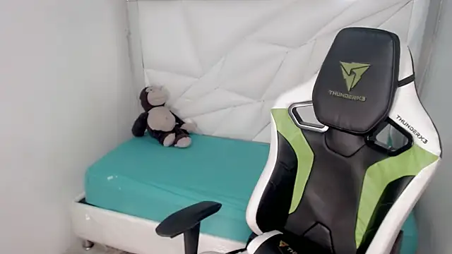 Snapshot of Liarr_ chatting on February 23, 2026, 8:09 pm Liarr online show from February 23, 2026, 8:09 pm