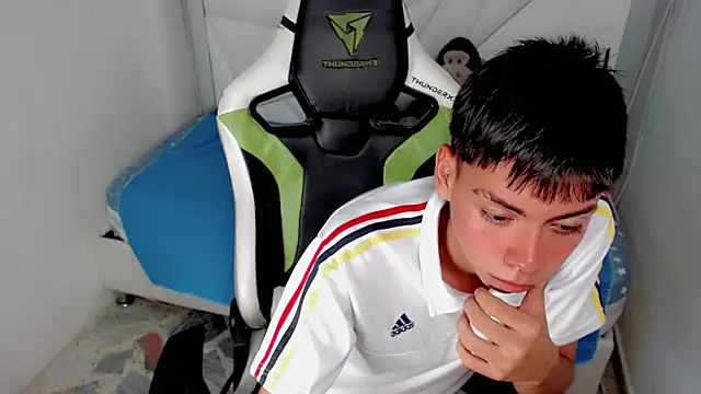 Snapshot of Liarr_ chatting on February 7, 2026, 7:33 pm Liarr online show from February 7, 2026, 7:33 pm