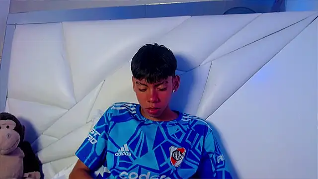 Liarr  online show from April 13, 2026, 8:46 pm