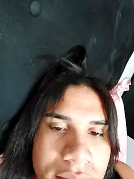 lavinyaalencar22 online show from May 1, 2026, 4:12 pm