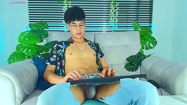 ThiiagoSaeenz online show from April 15, 2026, 5:50 pm