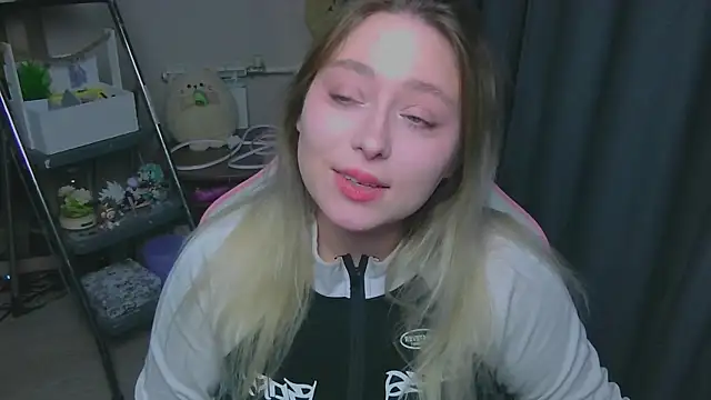 Snapshot of Emiliaaah chatting on February 3, 2026, 1:49 pm Emiliaaah online show from February 3, 2026, 1:49 pm