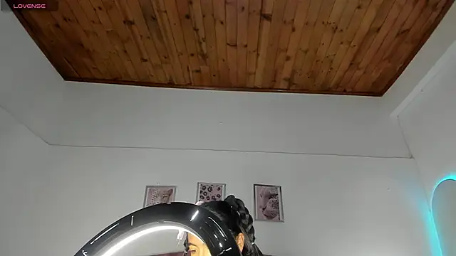 luna velveth online show from April 16, 2026, 10:38 am